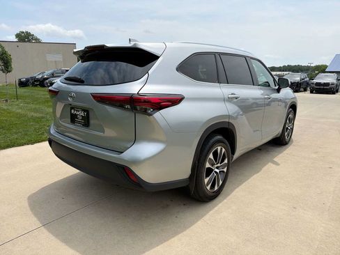 Used 2021 Toyota Highlander XLE AWD/4WD image 6