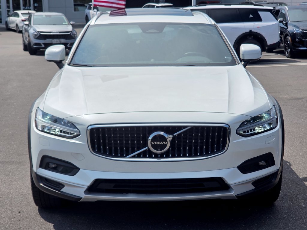 Used 2025 Volvo V90 B6 Cross Country Ultra w/ Protection Package Premier AWD/4WD image 2