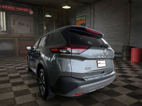 Used 2023 Nissan Rogue SV image 5