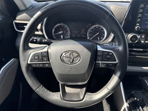 Used 2022 Toyota Highlander XLE AWD/4WD image 34