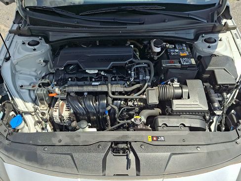 Certified 2022 Hyundai Elantra Limited w/ Preferred Accessory Package FWD image 31