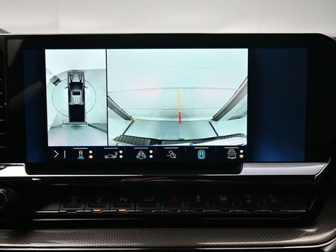 Used 2025 Chevrolet Silverado 2500 ZR2 w/ Technology Package image 16