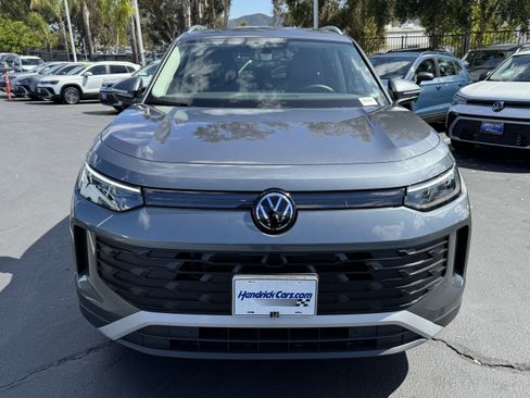 Used 2025 Volkswagen Tiguan SE FWD image 3