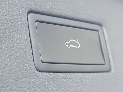 Used 2022 Volkswagen Tiguan SE image 12