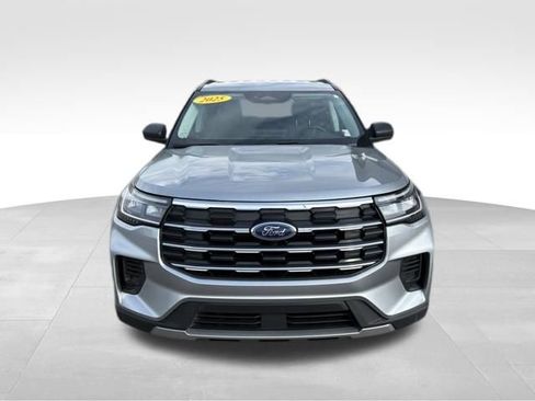 Used 2025 Ford Explorer Active AWD/4WD image 7