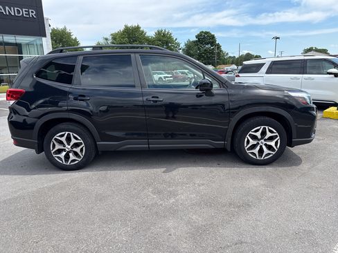 Used 2020 Subaru Forester Premium AWD/4WD image 2