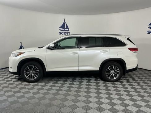 Used 2019 Toyota Highlander XLE AWD/4WD image 4