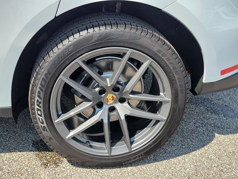 Certified 2026 Porsche Macan Turbo AWD/4WD image 11