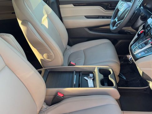 Used 2023 Honda Odyssey Touring image 12