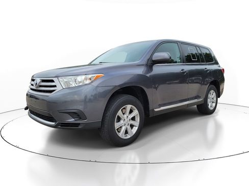 Used 2013 Toyota Highlander FWD w/ Cold Weather Pkg image 2