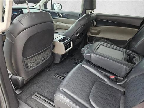 Used 2025 Kia Carnival FWD image 12