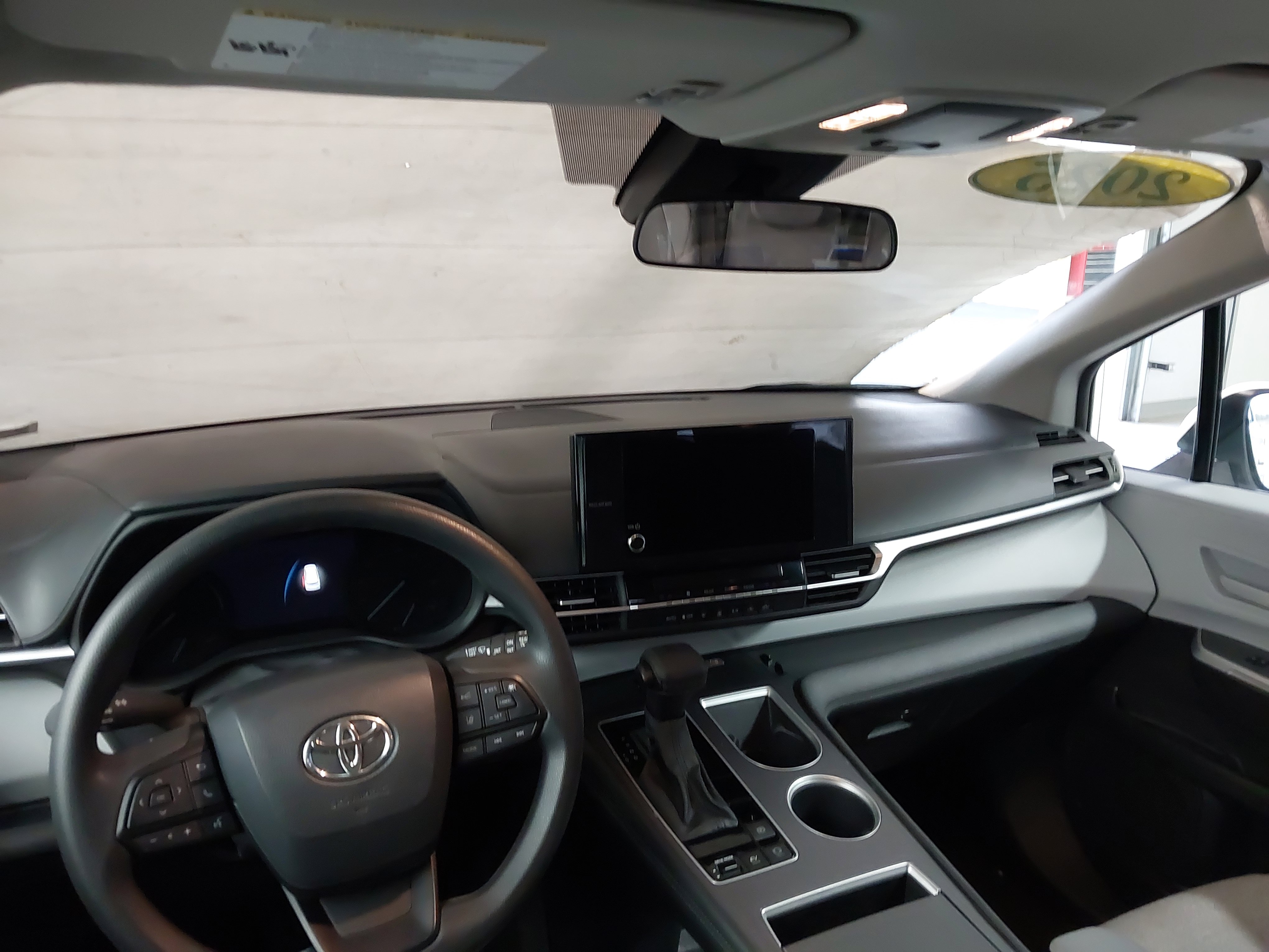 Used 2025 Toyota Sienna LE FWD image 2