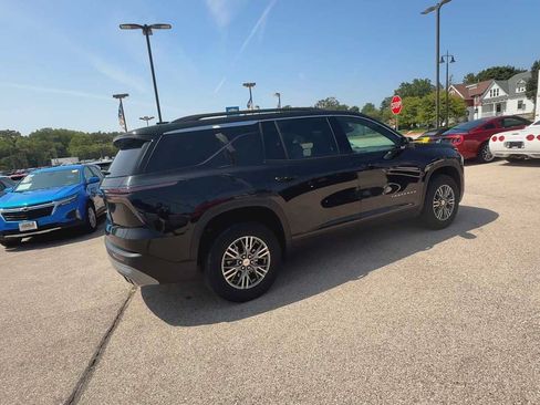 Used 2025 Chevrolet Traverse LT w/ Driver Confidence Package AWD/4WD image 8