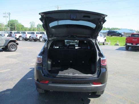 Used 2023 Jeep Compass Latitude AWD/4WD image 8