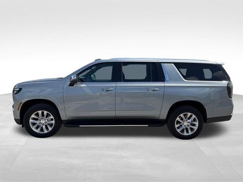 Used 2025 Chevrolet Suburban Premier w/ Sun And Tow Package AWD/4WD image 8