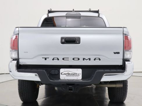 Used 2022 Toyota Tacoma TRD Off-Road AWD/4WD image 4