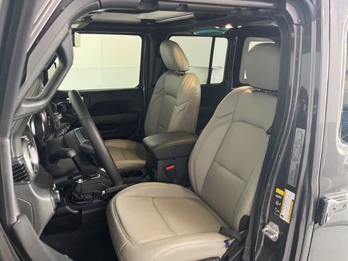 Used 2021 Jeep Wrangler Unlimited Sahara AWD/4WD image 18