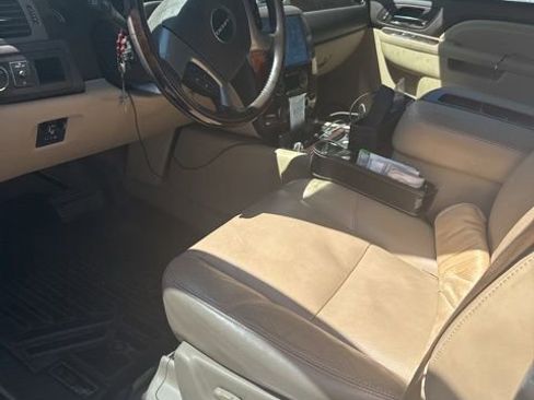 Used 2010 GMC Yukon XL Denali image 4