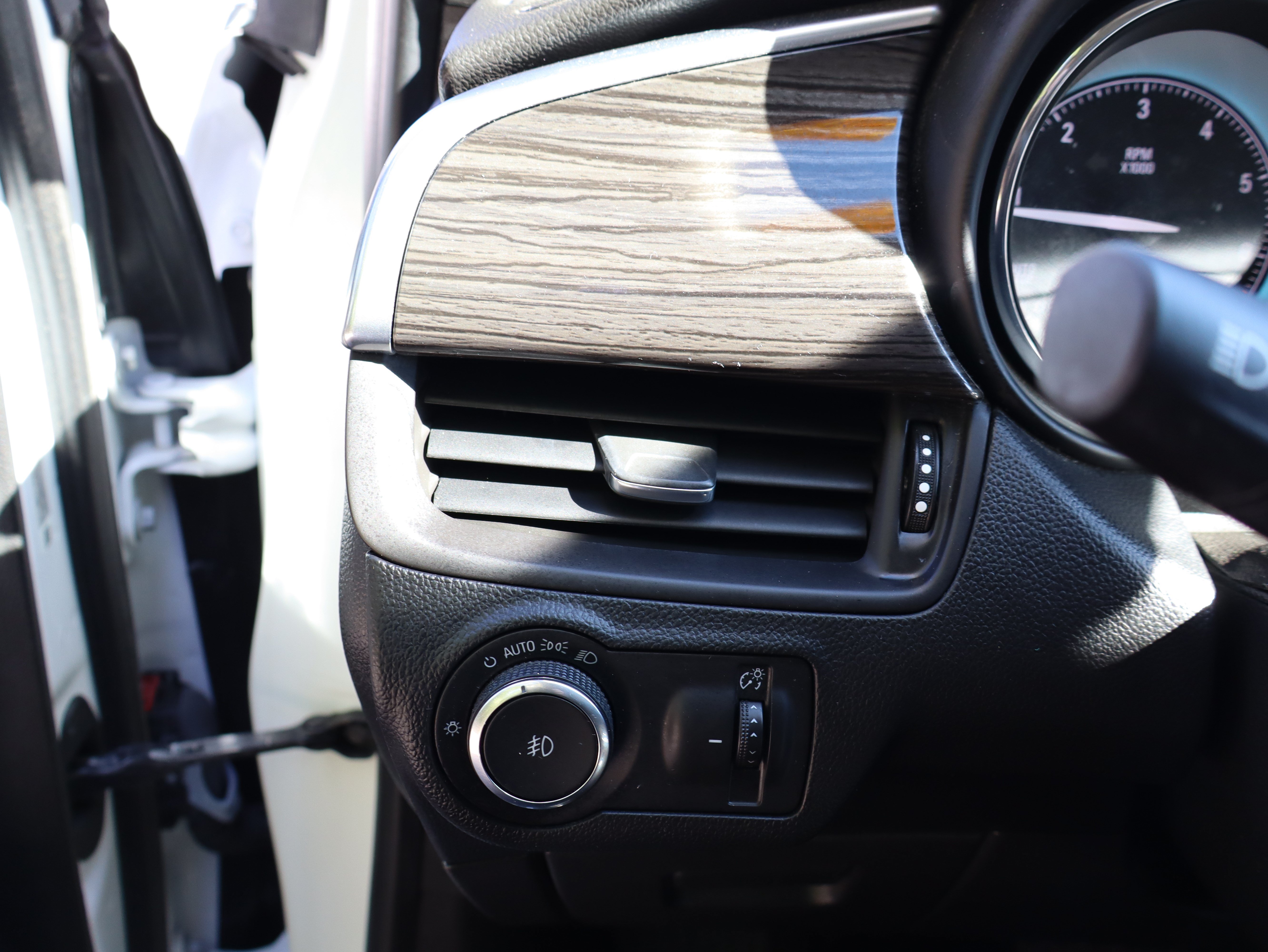 Used 2018 Buick Envision Essence FWD image 27