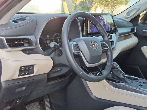 Used 2024 Toyota Highlander Limited AWD/4WD image 10