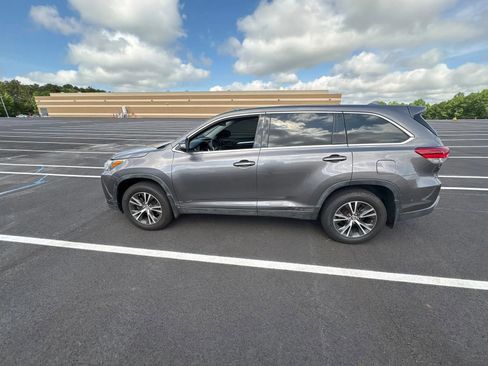 Used 2019 Toyota Highlander Plus AWD/4WD image 2