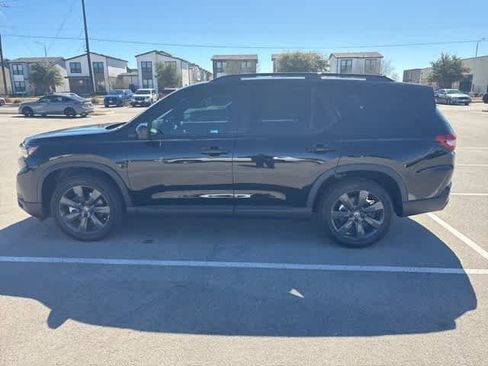 Used 2025 Honda Pilot Sport image 2