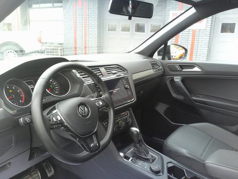 Used 2021 Volkswagen Tiguan SE R-Line image 12