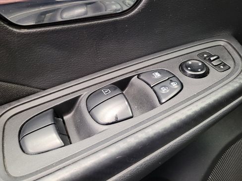 Used 2021 Nissan Versa SV FWD image 32