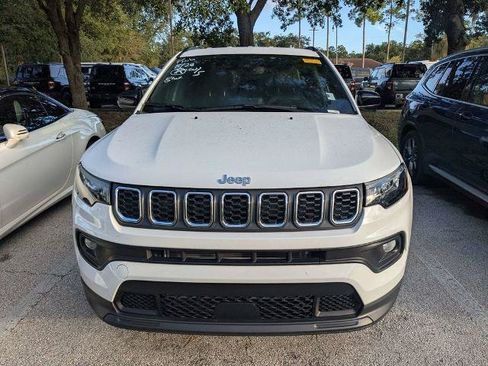 Used 2025 Jeep Compass Latitude AWD/4WD image 2