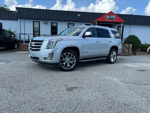 Used 2018 Cadillac Escalade Luxury image 3