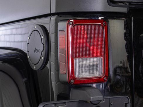Used 2013 Jeep Wrangler Unlimited Sahara w/ Dual Top Group AWD/4WD image 14
