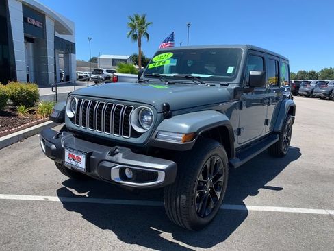 Used 2025 Jeep Wrangler Unlimited Sahara AWD/4WD image 2