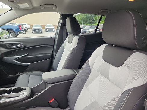 Used 2025 Chevrolet Trax LS w/ LS Convenience Package FWD image 22