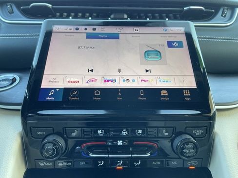 Used 2023 Jeep Grand Cherokee Limited w/ Luxury Tech Group II image 19