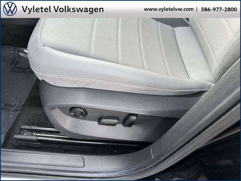 Certified 2023 Volkswagen Taos SE w/ Black Wheel Package image 19
