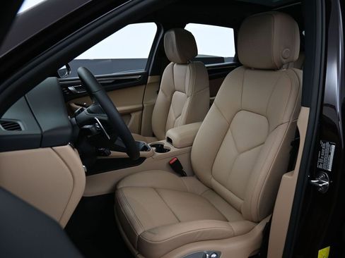 New 2026 Porsche Macan image 5