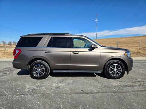 Used 2018 Ford Expedition XLT w/ Equipment Group 202A image 2