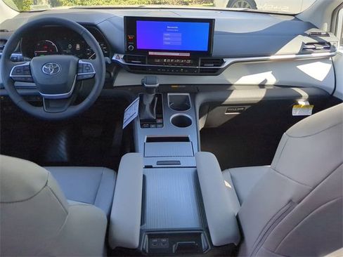 New 2026 Toyota Sienna XLE image 15