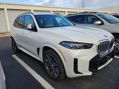 Used 2025 BMW X5 xDrive40i w/ M Sport Package image 2