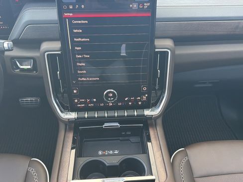Used 2025 GMC Yukon Denali Ultimate AWD/4WD image 8