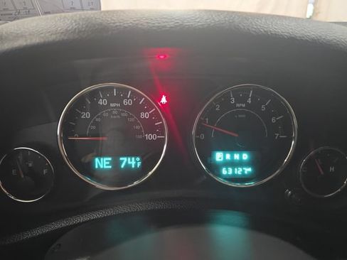 Used 2018 Jeep Wrangler Unlimited Sahara w/ Dual Top Group AWD/4WD image 17