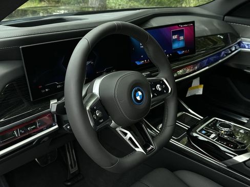 New 2025 BMW i7 xDrive60 image 18