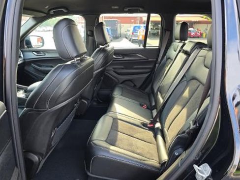 Used 2023 Jeep Grand Cherokee Altitude AWD/4WD image 16