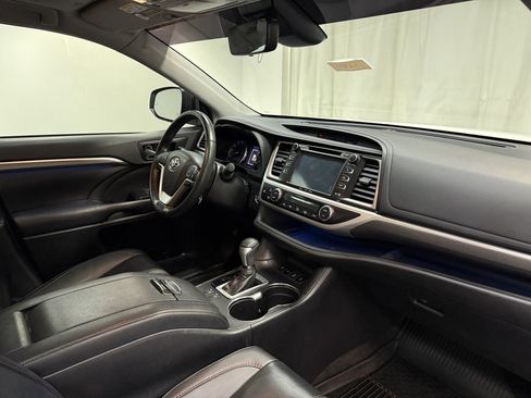 Used 2019 Toyota Highlander XLE image 15