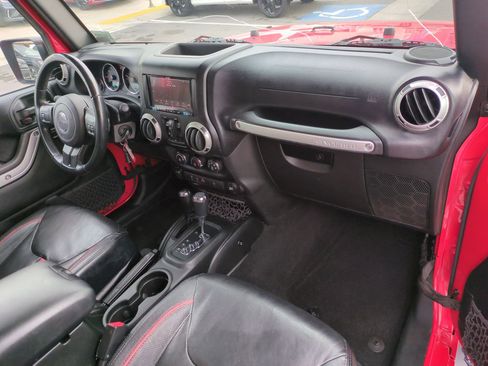 Used 2018 Jeep Wrangler Unlimited Sahara image 32