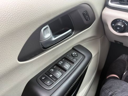 Used 2024 Chrysler Pacifica Touring-L FWD image 26