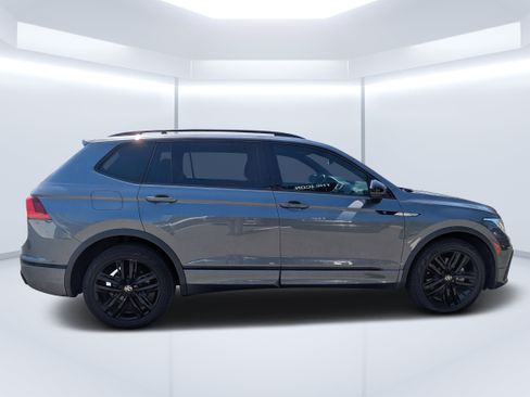 Used 2022 Volkswagen Tiguan SE R-Line FWD image 2
