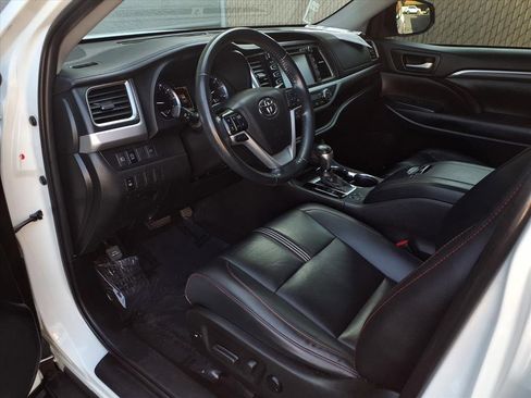 Certified 2019 Toyota Highlander SE w/ Nightshade Edition image 16