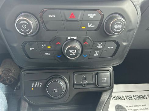 Used 2021 Jeep Renegade Latitude AWD/4WD image 14