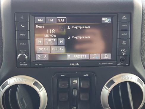 Used 2017 Jeep Wrangler Unlimited Rubicon w/ Connectivity Group AWD/4WD image 17
